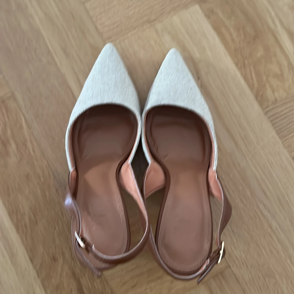 Beige pumps med spetsig tå och klack - 2