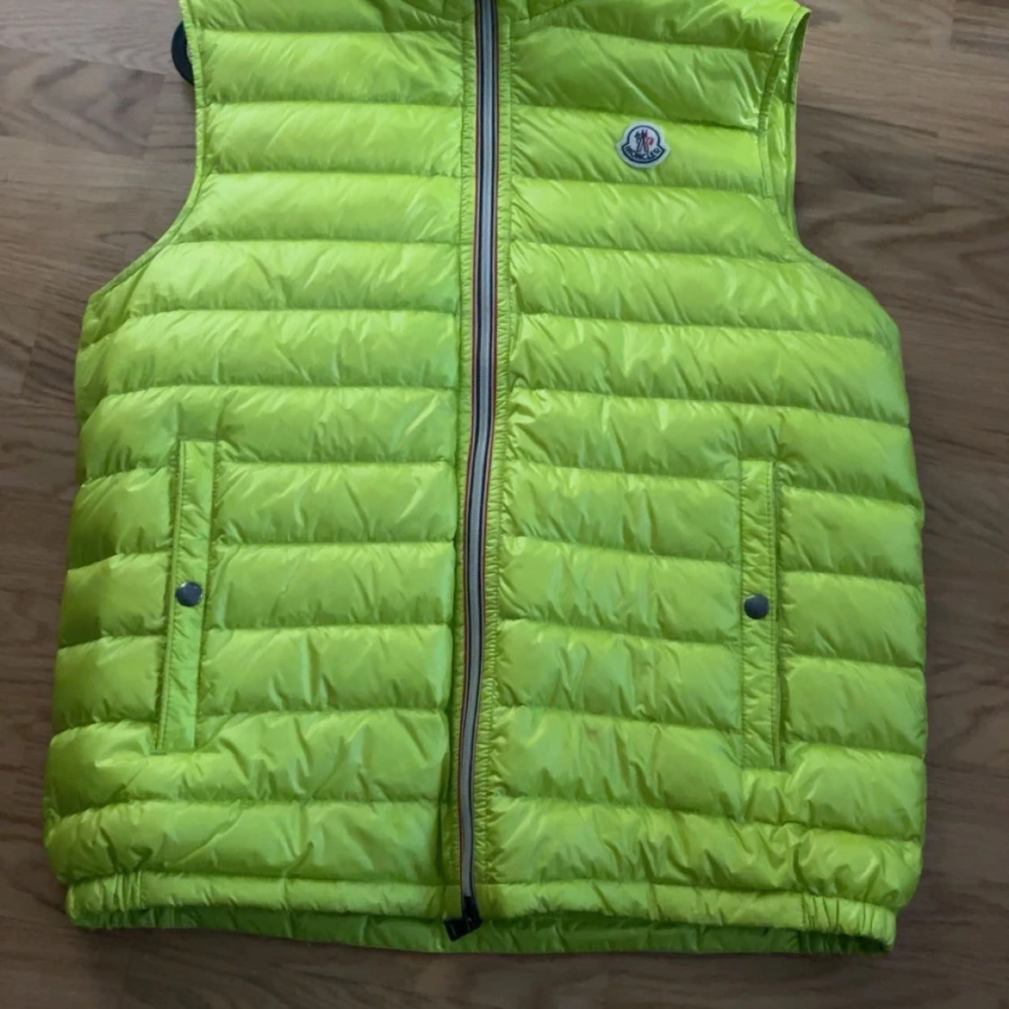 Neongul dunväst från Moncler