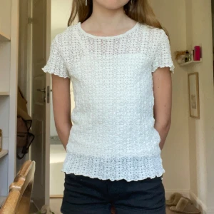 Vit spetsblus med kort ärm - Superfin vit blus från Zara med korta ärmar och genombruten spets. Blusen har rund halsringning och vågig kant nertill och vid ärmslut. Perfekt för dig som gillar romantisk och söt stil. Lätt och luftig, passar perfekt till sommaren! Pris går att diskuteras 