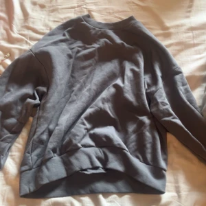 Tjocktröja från h&m - En mörkgrå tjocktröja från H&M🩶