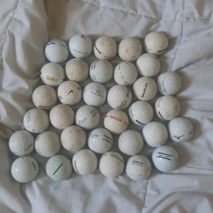Golfbollar 35 st för segge - Bilden visar ett antal golfbollar, men ingen bok. Ingen information om titel, författare eller innehåll kan utläsas.