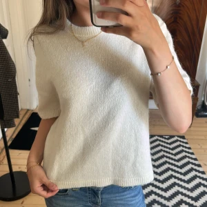 Vit stickad tröja från Gina Tricot - Supermjuk och stilren vit stickad tröja från Gina Tricot. Tröjan har korta ärmar och är som ny! Säljer för 250kr! Tröjan har inga defekter!