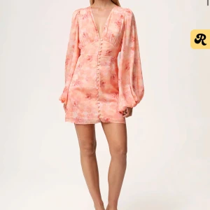 Florence dress peach  - Säljer en helt ny adoore klänning i färgen peach som just nu är helt slutsåld på hemsidan. Klänningen är endast testad och har alla lapparna kvar. Säljer pga att jag ej kan skicka tillbaka den längre 