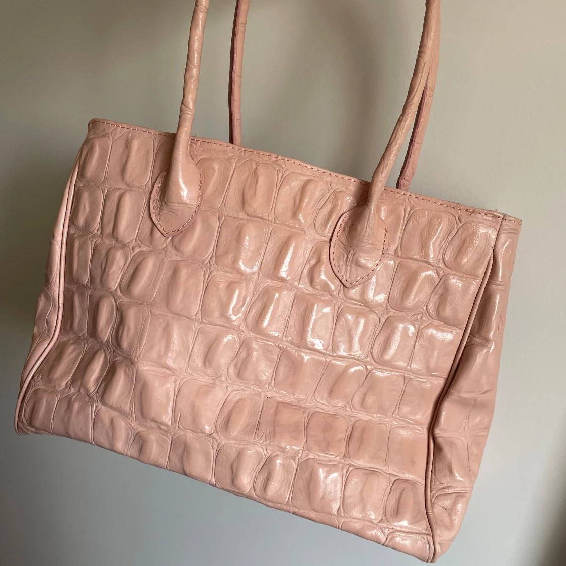 Rosa handväska i krokopräglat skinn - 1