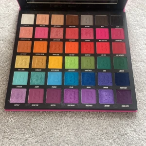 BRIGHT 42 Colour Palette ögonskuggor - Superfärgstark ögonskuggspalett med 42 olika nyanser i både matta och skimrande finish. Paletten innehåller allt från neutrala toner till knalliga färger som blått, grönt, rosa, lila och orange. Perfekt för kreativa och färgglada sminkningar. Testad enstaka gånger men super fint skick🫶🏻ny pris 390kr