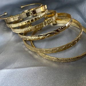Guld armband nya - 7st armband set, dem är justerbara i guldfärgad metall. Alla för 80 kr 