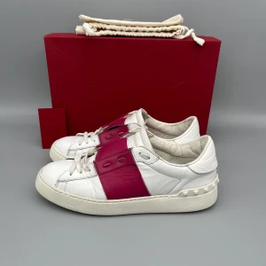 Valentino Open Rosa | 37 - • Skorna är använda men har mycket kvar att ge  • Storlek: 37  • Färg: Rosa  • Nypris i butik: ~7000SEK  • Låda, dustbag & valentino kort medföljer 