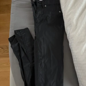 Svarta skinny jeans i skinn  - Finns storlek xxs eller xs! 
