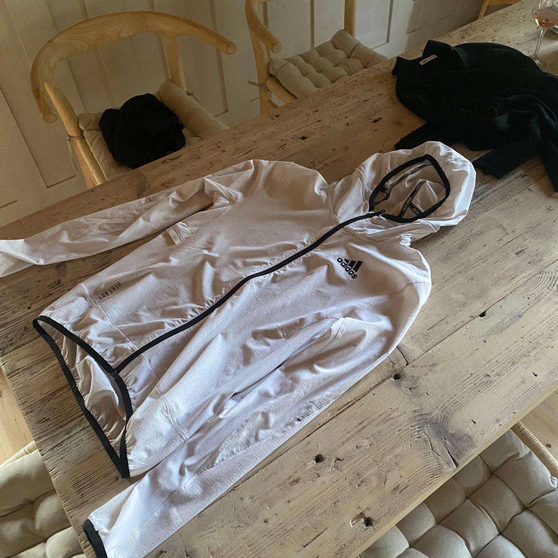 Vit vindjacka från Adidas med huva - 1