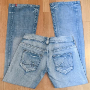 Vintage bootcut jeans - Superfina vintage jeans från Esprit i storlek 36 som tyvärr blivit för små. De är lågmidjade och bootcut och i väldigt fint skick! 😚Pris kan diskuteras vid snabb affär:)       Midjemått: 43cm  tvärs över   Innerbenslängd: 85cm       