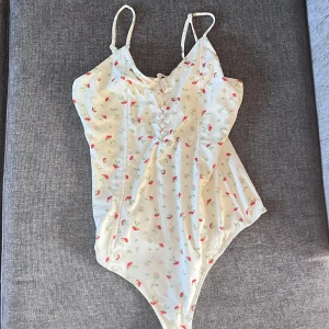 Blommig body ifrån HM - Jätte fin body ifrån Hm i storlek S använd en gång innan 