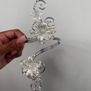 Armcuff  - 🌸Går att böja ut eller in för att få din perfekta passform 🌺Gör även customs!! Skicka in bild eller din idé så kan vi nog säkert lösa det 🥰