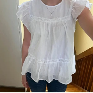 Vit blus - Söt vit blus från Gina Tricot i storlek 158/164 men passar mig som annars har S, använd fåtal gånger, säljer då den ej kommer till användning 