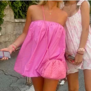 Rosa ballongklänning från Zara - Superfin rosa kortklänning från Zara med ballongformad siluett och tunna axelband. Klänningen är ärmlös och har en luftig, oversized passform som ger en cool och trendig vibe. Perfekt för varma sommardagar och när du vill sticka ut lite extra.