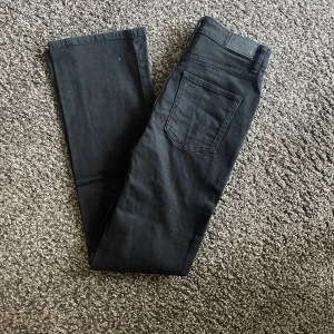 Svarta jeans  - Snygga svarta jeans köpta på MQ men märket är Dobber. Klassik bootcut jeans med medelhög midja. Använda några gånger men förekommer inga defekter. Säljer då de inte riktigt passar mig längre. Hör av er för fler bilder! 🩷