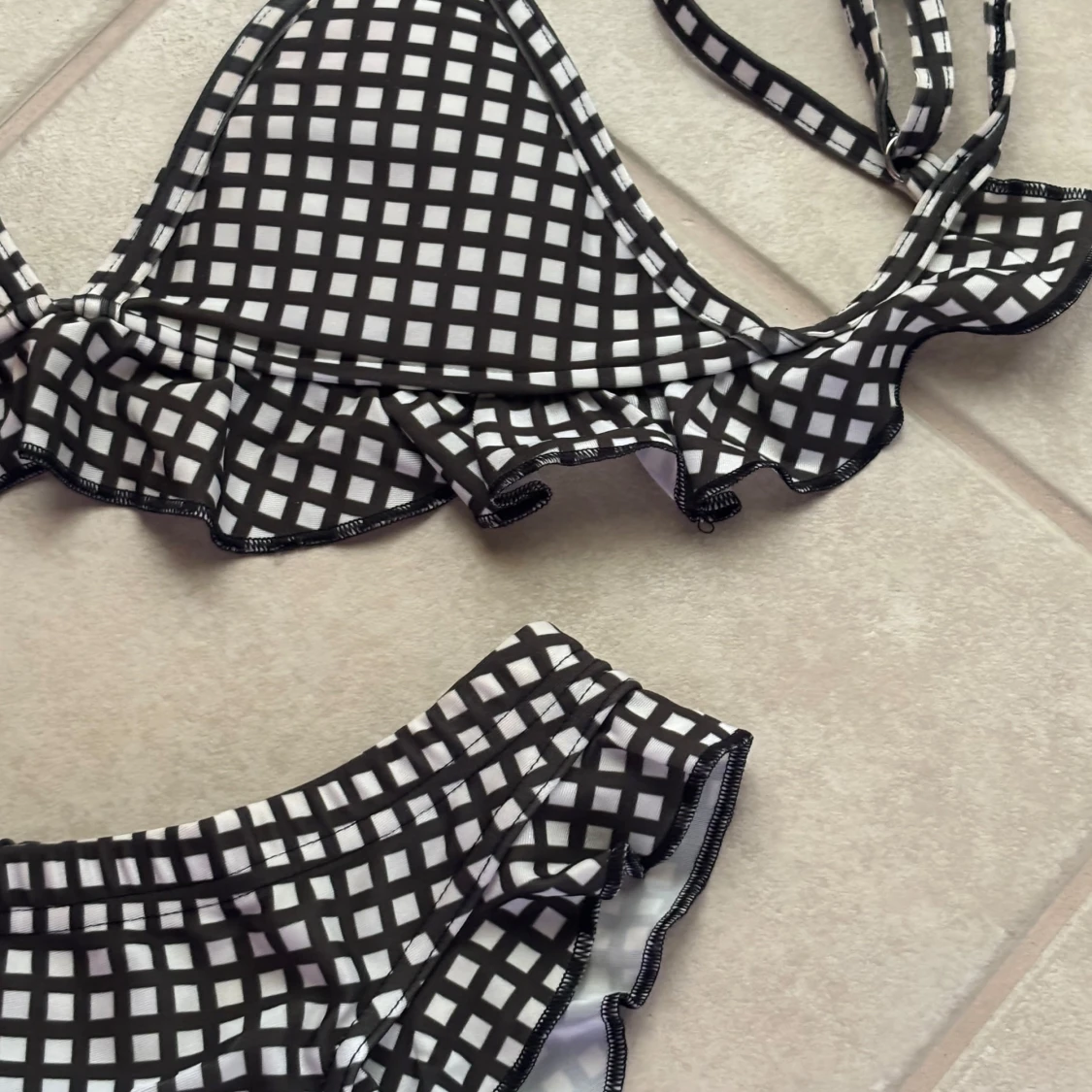 Svartvit rutig bikini med volang - 1