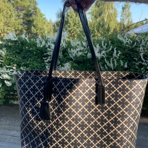 By malene Birger väska  - Säljer min väska från by malene Birger då den ej används längre. Handtagen är något slitna och har börjat gå sönder. I botten på väskan har det blivit missfärgat. Helhetsintrycket o utsidan av väskan är superbra 