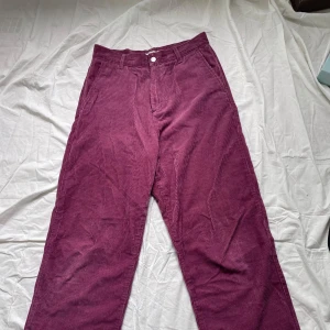 Mörkrosa/vinröda manchesterbyxor Carhartt - Säljer ett par vinröda manchesterbyxor från Carhartt WIP i modellen Cardony Pant. Byxorna har hög midja, raka ben och bred passform. Tillverkade i 100% bomull med klassisk manchesterstruktur och cool retrovibe. Mycket fint skick, eftersom jag bara använt dom typ två gånger. 