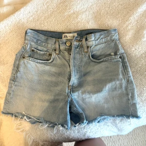 Zara jeansshorts - Stoelek 32 från Zara, använder ej därav säljer jag🩷