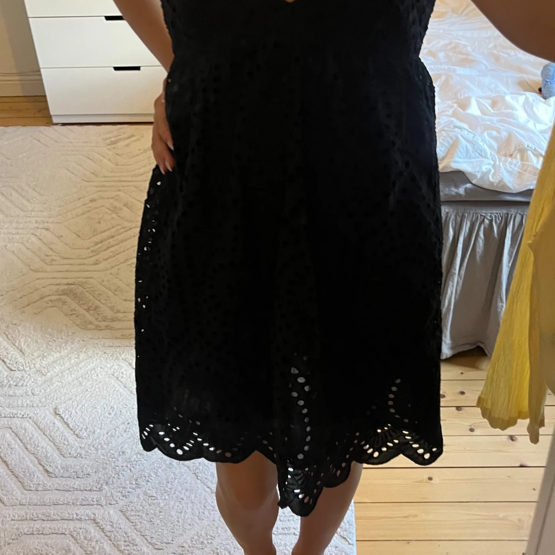 Svart kort klänning med spetsdetaljer - 2
