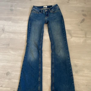 Blå bootcut jeans från ONLY - ! Vet inte riktigt storleken eftersom att jag klippte bort lappen men benen är ganska stretchiga och passar den som har 32 eller 30 på längden ! Snygga blå jeans från ONLY med klassisk bootcut-modell, lågmidjade och normal passform. Jeansen har fem fickor, dragkedja och knapp framtill samt tydliga sömmar. 