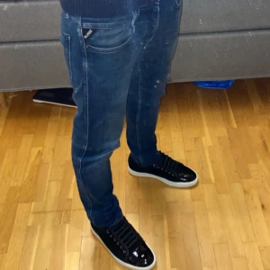 Replay Anbass jeans - Tja! Säljer dessa feta mörkblåa Replay Denim jeans med feta slitningar i modellen slim fit i storlek 28/30. Jeansen är i bra skick och skicket är 8/10 och har inga defekter. Kontakta mig gärna för frågor eller bilder!