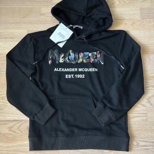 Alexander McQueen (Brand New)  - Alexander McQueen Hoodie | Skick: 10/10 (Brand New) | Storlek - L men är liten i storleken 