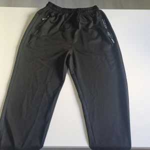 Träningsbyxor M - Träningsbyxor som säljs för den kommer inte till användning, använt sparsamt bara ett par gånger. Mycket bra skick men saknar bara ett snöre på andra sidan som man kan fixa.