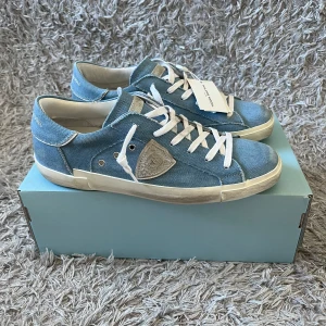 Philippe Model Sneakers - Säljer ett par sköna Philippe Model sneakers som är sprillans nya, slitningar från fabrik! | Kommer med alla orginal tillbehör, kvitto finns! | Storlek 41. | Ställ gärna frågor innan du köper!