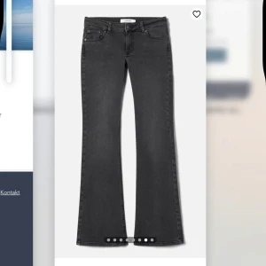 Lågmidjade svarta/grå bootcut jeans från junkyard - Säljer dessa super fina lågmidjade bootcut jeansen ifrån junkyard. Jeansen är i storlek S. Dom är i väldigt bra skick men lite slitna nedtill. De är bara att skriva för privata bilder på dem. Nypriset är 599!💕