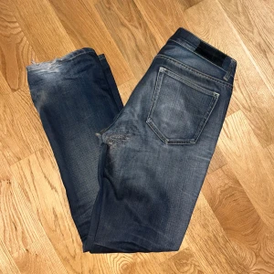 Feta jeans från Acne - Riktigt snygga jeans från Acne. Storleken är L31 W32. Dom är använda och har många reparationer i grenen. Skriv för fler bilder. 