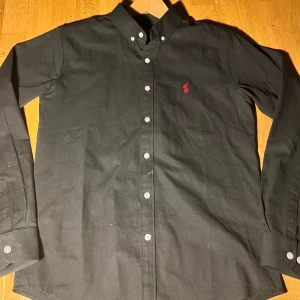 Ralph Lauren Skjorta - Stilig svart Ralph Lauren skjorta😍. Perfekt t sommarn🤩. Fint skick. Hör av dig om du har några funderingar!