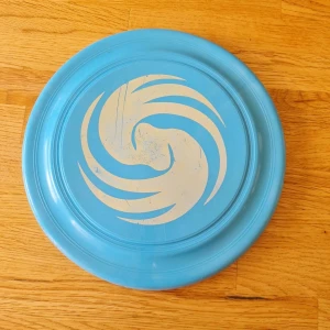 Frisbee blå - I bra skick. Diameter 23 cm  Kan hämtas i Vallentuna.