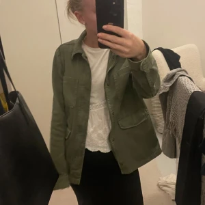 Grön jeansjacka  - Fin grön jeansjacka passar perfekt till sommaren. Storlek 158 men som en xs-s.❣️