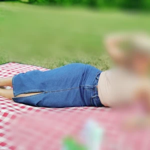 Lång jeanskjol från Forever 21 - Snygg lång jeanskjol från Forever 21 i klassisk blå denim. Kjolen har en rak passform, två bakfickor och en slits framtill för extra rörelsefrihet