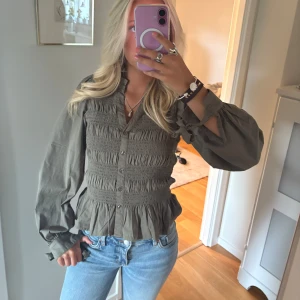 Fin blus - Så snygg blus från bubbelroom, säljs ej längre i denna färg💞