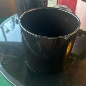 Kruka  - Stor svart kruka finns i två exemplar 