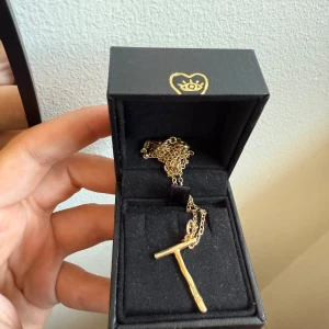 Maria Nilsdotter letter necklace  - Säljer mitt halsband från maria nilsdotter. Har tappat lite färg på kedjan men går att plätera i butik. 