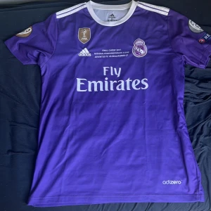 Real Madrid Ronaldo 7 lila matchtröja - Säljer en lila Real Madrid fotbollströja från Adidas, Champions League-finalen 2017. Den är inte använd. Storleken är XL men känns som en M 
