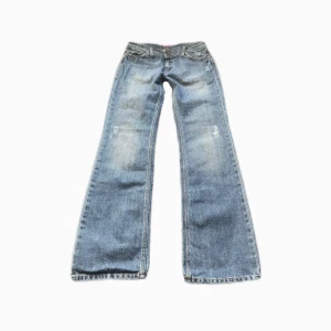 Jeans - Såå snygga jeans med snygga rosa detaljer på fickorna! 💓 midjemått: 37cm  innerben: 78cm <3