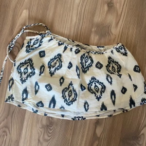 Vit mönstrad zara topp - Supersöt one shoulder vit linnetopp med svart mönster och tunna knytband. Helt slutsåld. Storlek s.