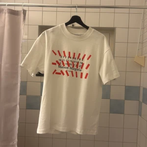 Maison Margiela vit t-shirt med print strl L - Vit t-shirt från Maison Margiela Strl L aldrig använd