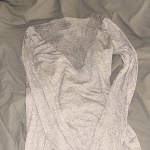 intimissimi tröja - Jag säljer min beige intimissimi tröja pågrund utav att den aldrig kommer till användning jag har använt dem fåtal gånger. Jag säljer för 350kr men pris går absolut att diskutera hör av er för intresse💗