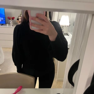 Svart stickad tröja med puffärm - Säljer en svart stickad tröja med rund hals och snygga puffärmar. Tröjan har en loose passform och är perfekt för dig som gillar en enkel men trendig look. Passar till allt och är supermjuk och skön att ha på sig. 