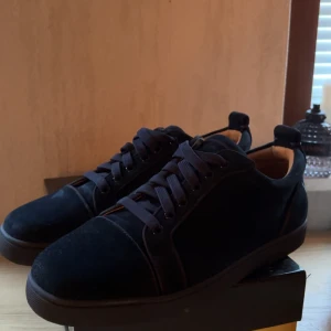 Louboutin skor - Jag säljer ett par Louboutin skor som har använt en fåtal gånger ser helt nya ut. Priset är 2200 men vid snabb affär kan jag tänka mig att ta ner priset. Kan mötas upp och frakta. Om ni har några frågor tveka inte att skriva!