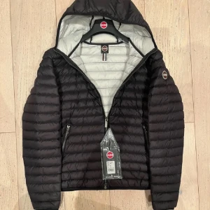 Colmar jacka - Colmar jacka herr | Skick: 10/10 (HELT NY) | EU 50/M | Fraktar via postnord eller instabox på köparens bekostnad | Hör av dig vid minsta fråga eller fundering! 