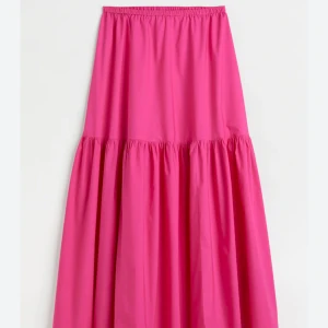 Rosa volangkjol  - Säljer en lång, knallrosa kjol med volangdetalj och resår i midjan. Öppen för prisförslag!!