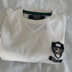 Vit Morris sweatshirt i strl M - Nyskick inga defekter, skriv vid frågor eller funderingar 