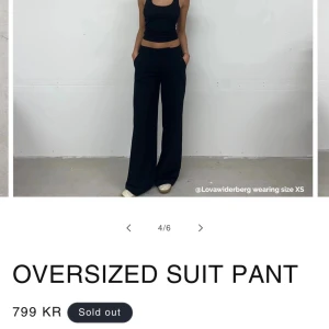 Svarta kostymbyxor - Oversized suit pant helt oanvända med lappen kvar från Alobha Label. Nypris 799, slutsålda på hemsidan! Sitter som en Medium 💕