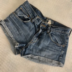 Lowwaist blåa jeansshorts  - Super snygga lowwaist blåa jeansshorts som är i väldigt bra skick!💗💗 Från barnstorlek i storlek 170 🫶 Skriv för fler frågor!